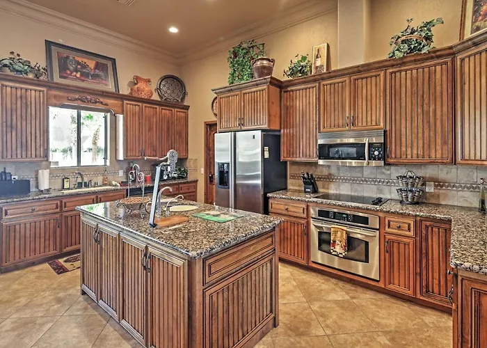 < 2 Mi To Havasu: Spacious W/ Patio! Holiday home Lake Havasu City