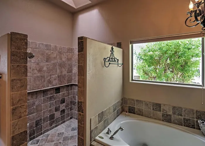 < 2 Mi To Havasu: Spacious W/ Patio!