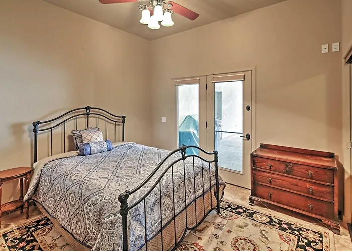 < 2 Mi To Havasu: Spacious W/ Patio!