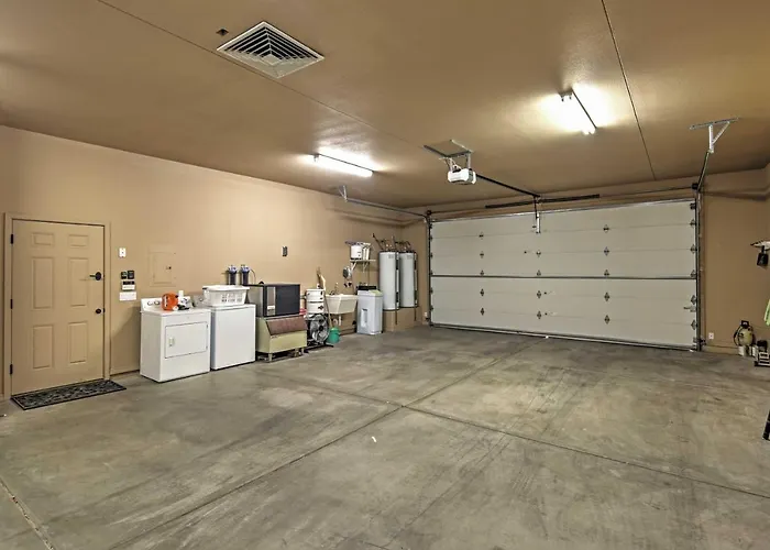 Holiday home < 2 Mi To Havasu: Spacious W/ Patio!